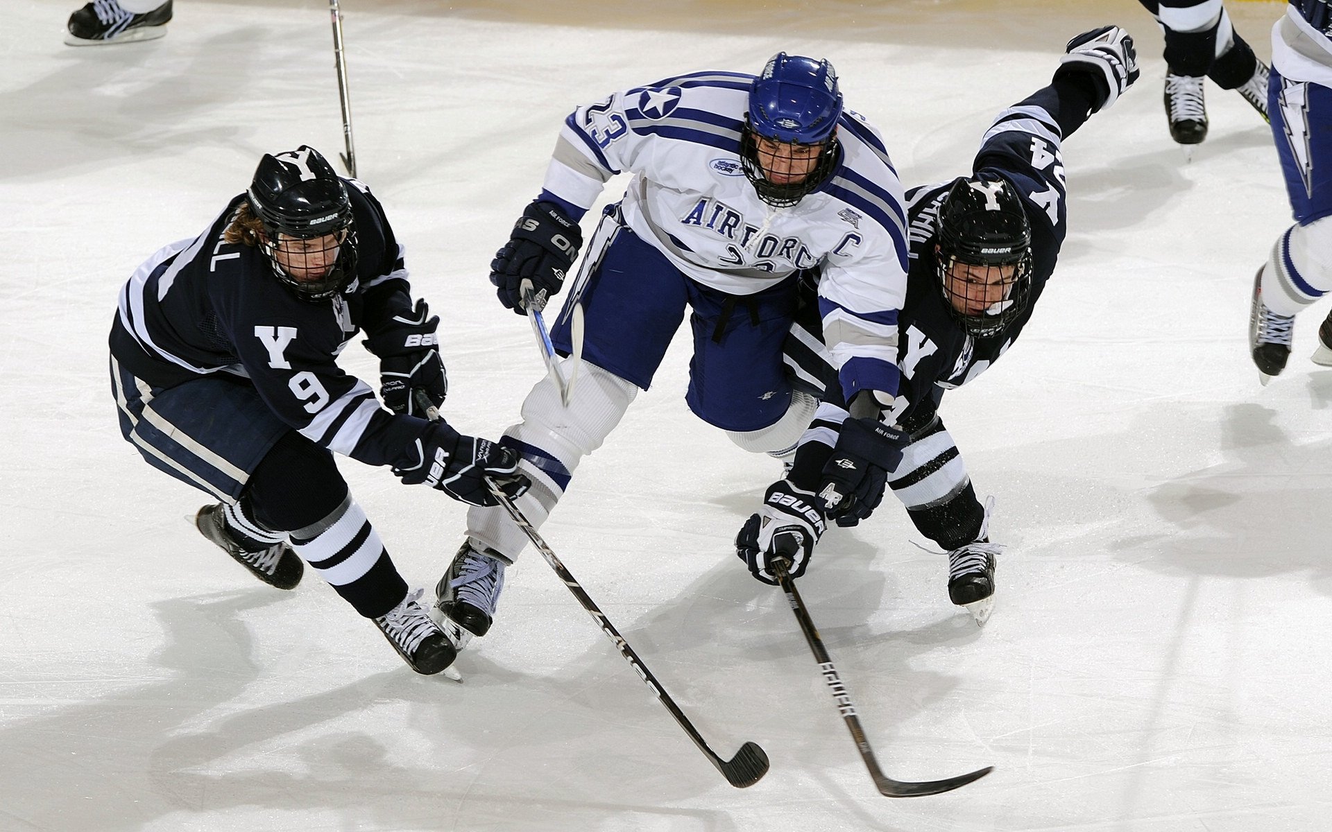 在带领球队取得“逆转”胜利过程中，他的篮下争抢战术锦上添花！