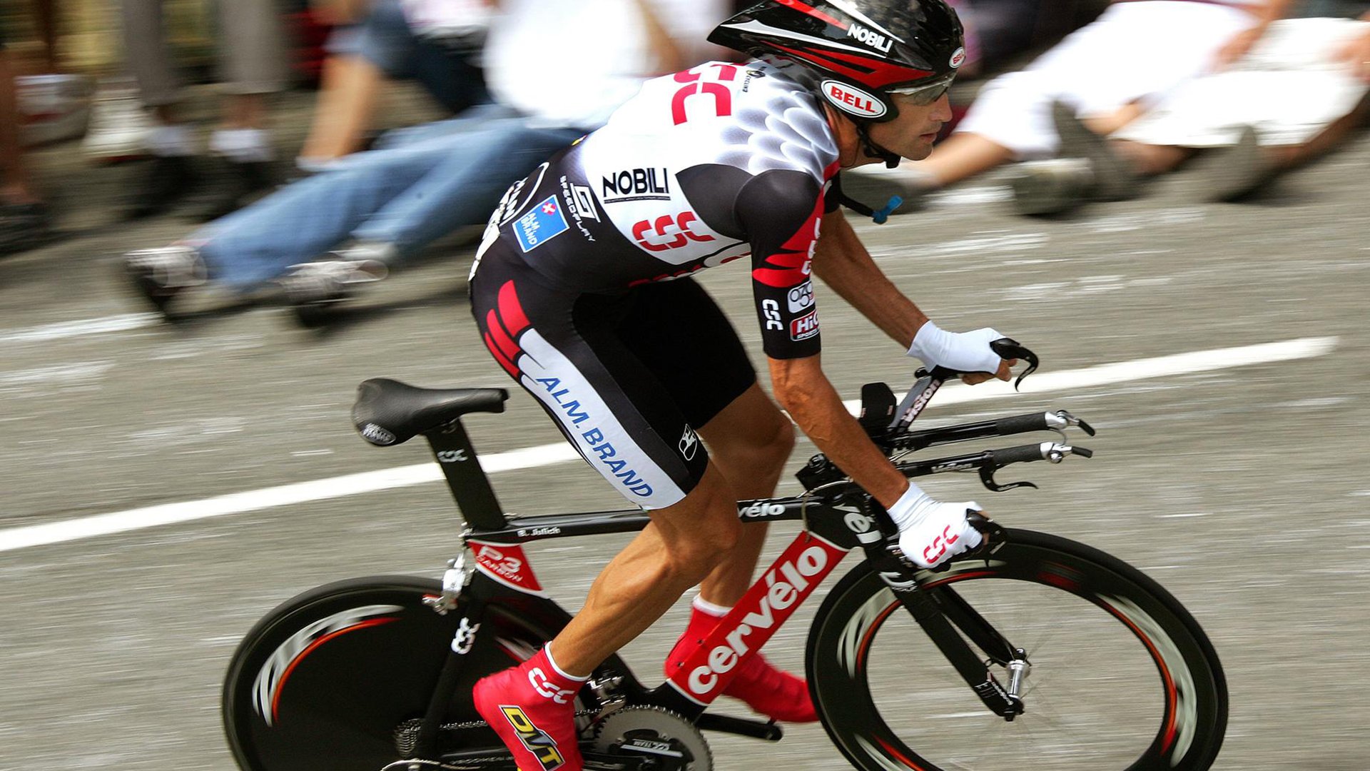 激烈对抗！球员们将为胜利全力以赴，这场球赛的胜败关键是队员们的齐心协力