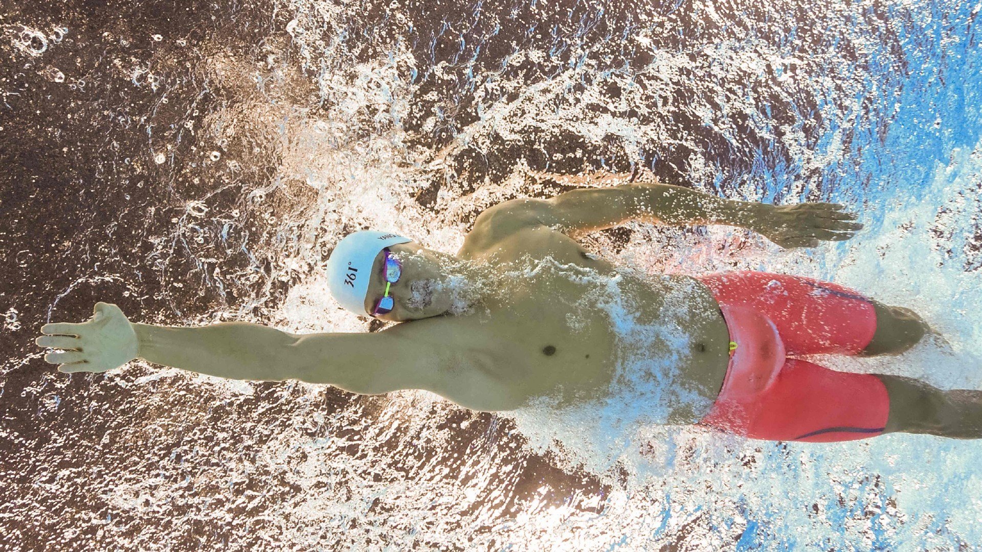 运动员签名会热情高涨，粉丝狂欢，运动员亲笔签名